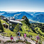 Wendelsteinbahn: Bergstation der Wendelsteinbahn mit Gipfelweg und Alpenpanorama